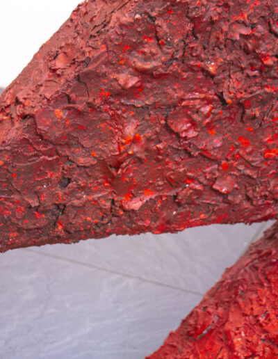 dettaglio di una scultura rossa realizzata da norberto spina